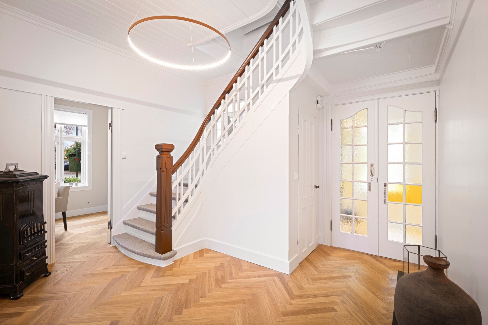 En nydelig tofløyet dør med glassfelt fører inn til en hall med tofløyet dør inn til stuen og en enkel dør inn til spisestue. Galleribilde