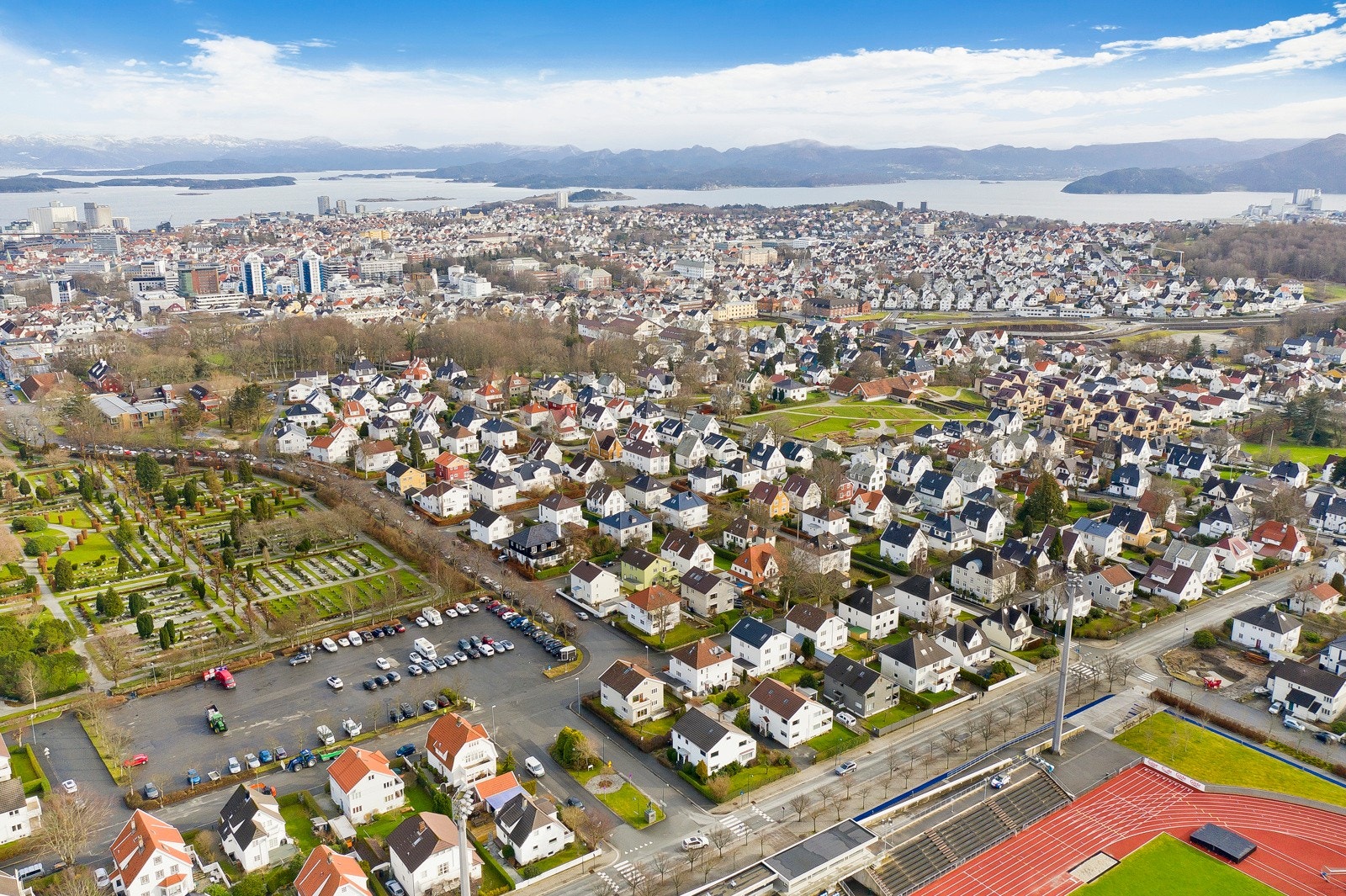 Eiendommen ligger i et veletablert, sentrumsnært og meget etterspurt boligområde på Eiganes, rett utenfor Stavanger sentrum. Galleribilde