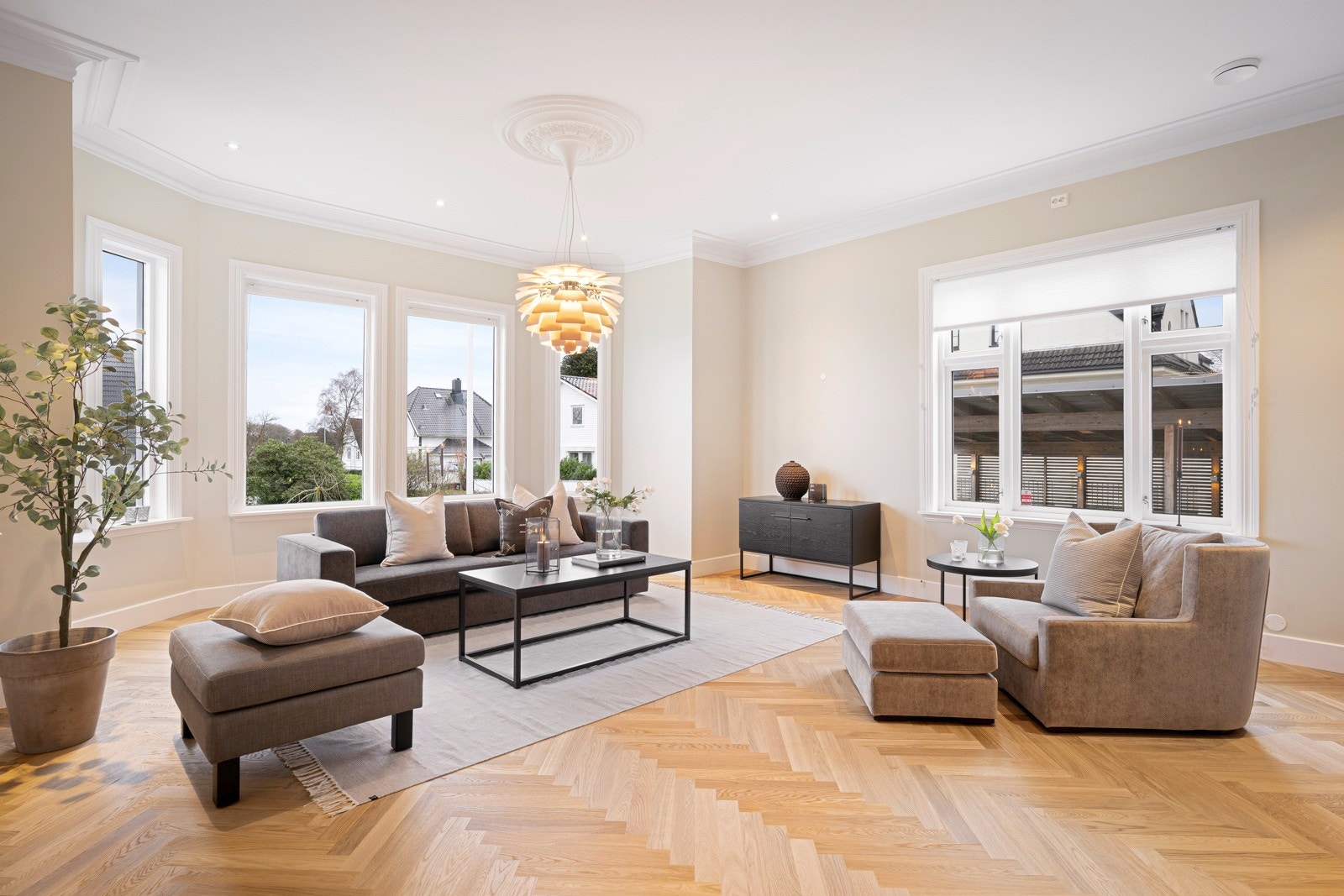 Hvert rom har også downlights i himlingen og flott, naturlig lyssetting via store vinduer. Galleribilde