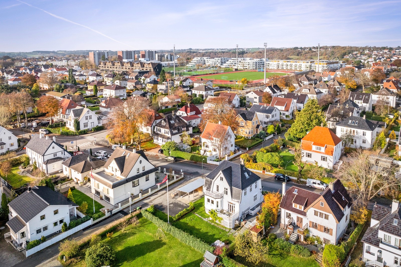 Her bor man trygt og tilbaketrukket, med nærhet til skole, barnehage, nærbutikk og flotte turområder. Galleribilde