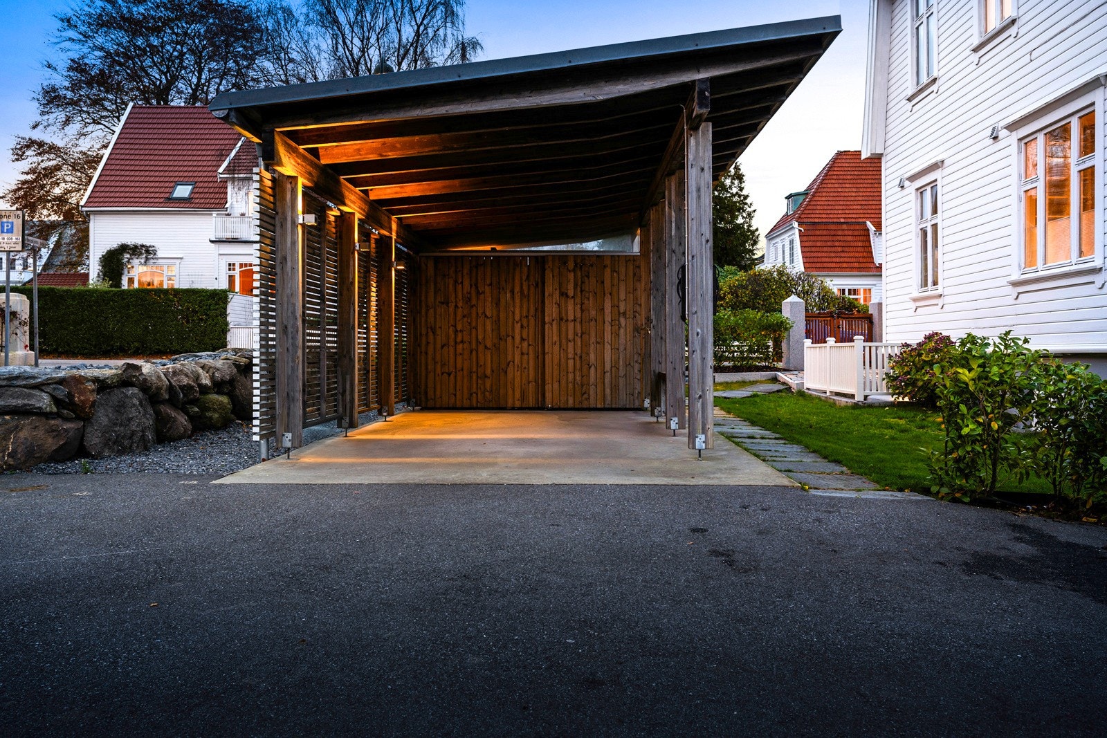 Det er parkeringsmuligheter på asfaltert gårdsplass og i carport fra 2013. Galleribilde