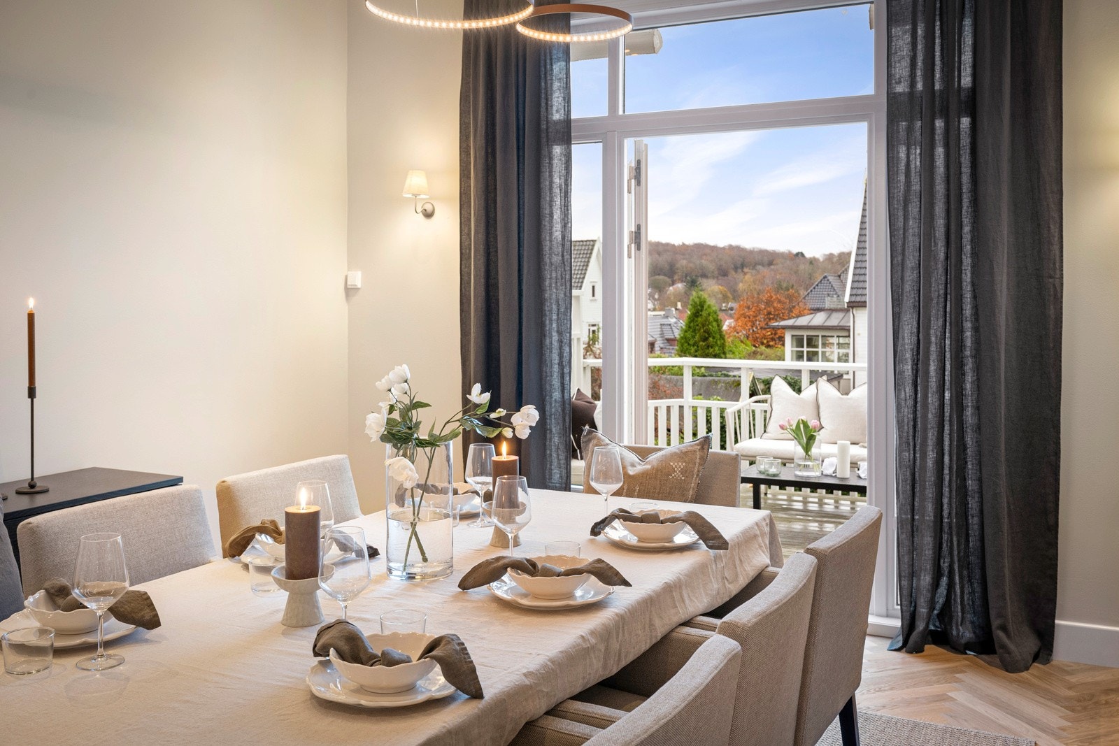 Fra spisestuen i første etasje er det utgang til en terrasse på ca. 13 kvm. Galleribilde