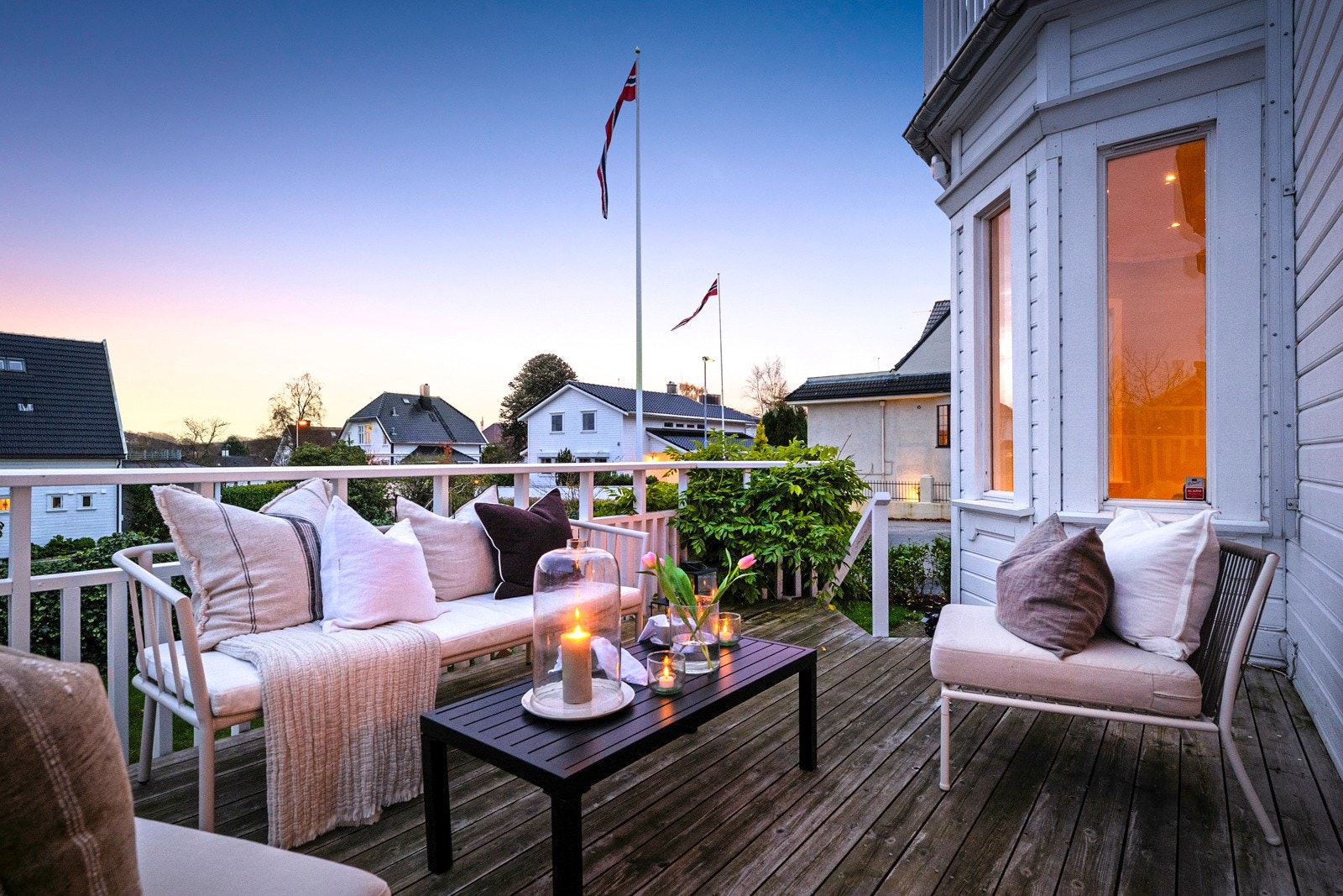 Terrassen har tredekke, trapp ned til hagen og terrassevarmere som gir økt komfort. Galleribilde