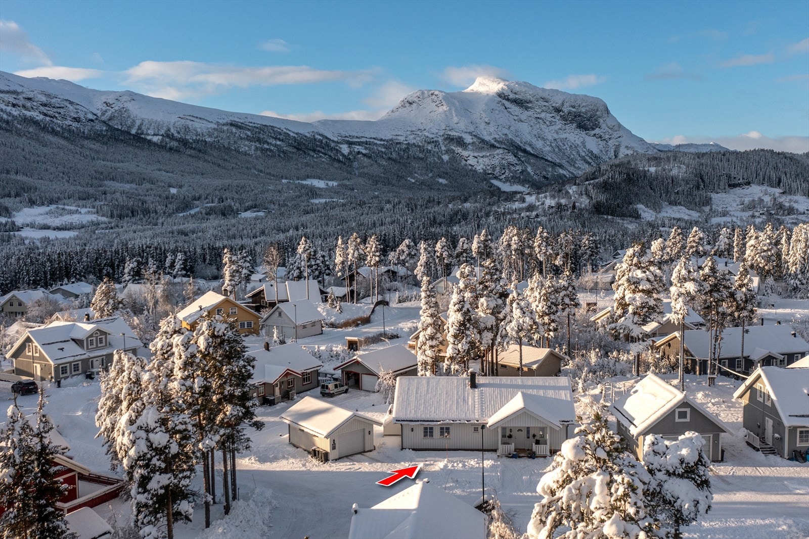 Boligen har flott utsikt og gode sol forhold store deler av året. Kort vei til flotte tur- og rekreasjonsområder. Galleribilde