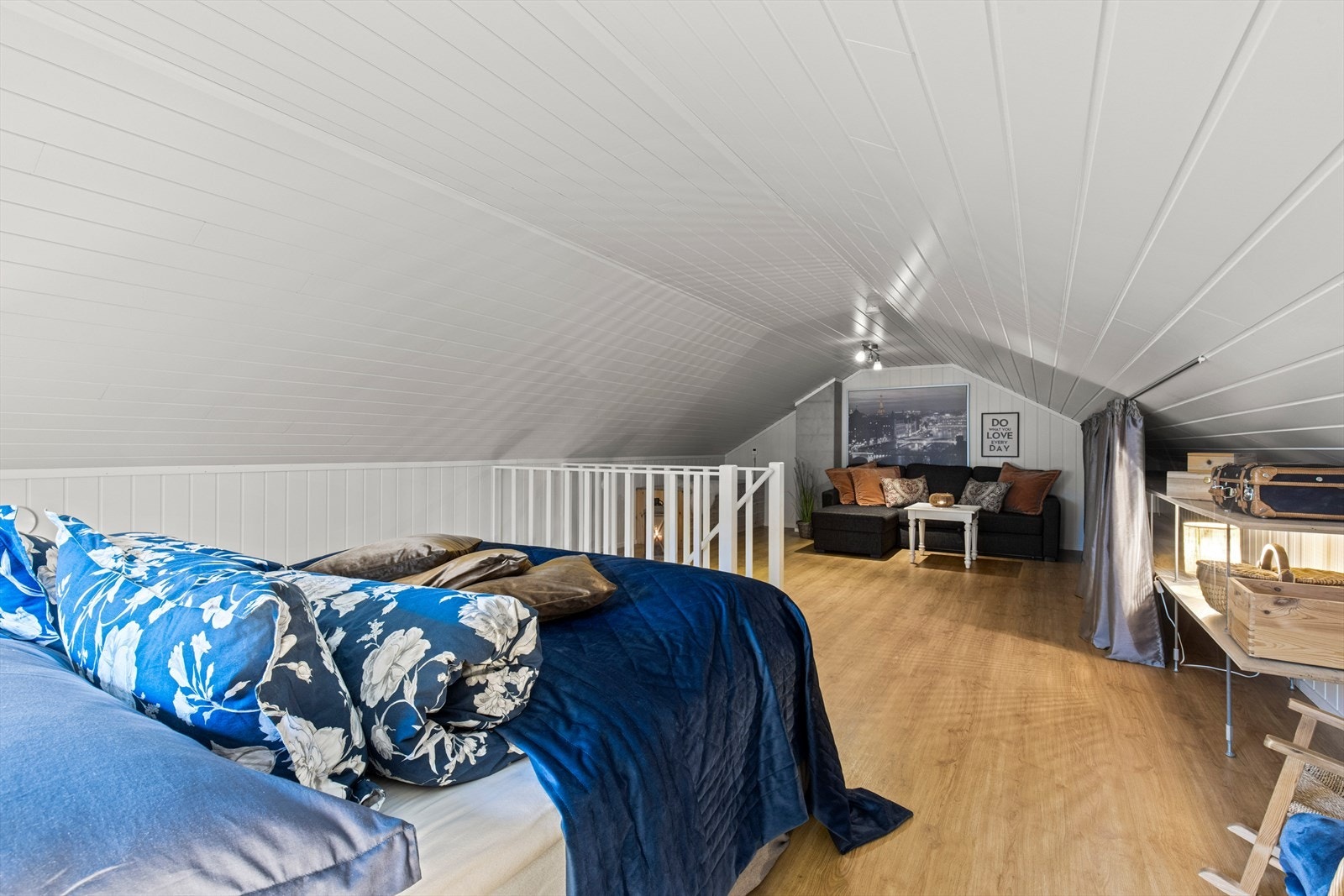 Mot loftstue og trapp. Galleribilde
