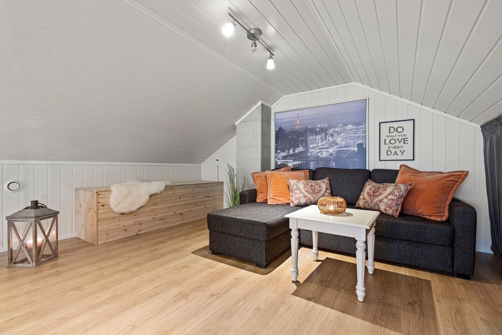 Loftstue. God oppbevaringsplass på knevegg. Galleribilde