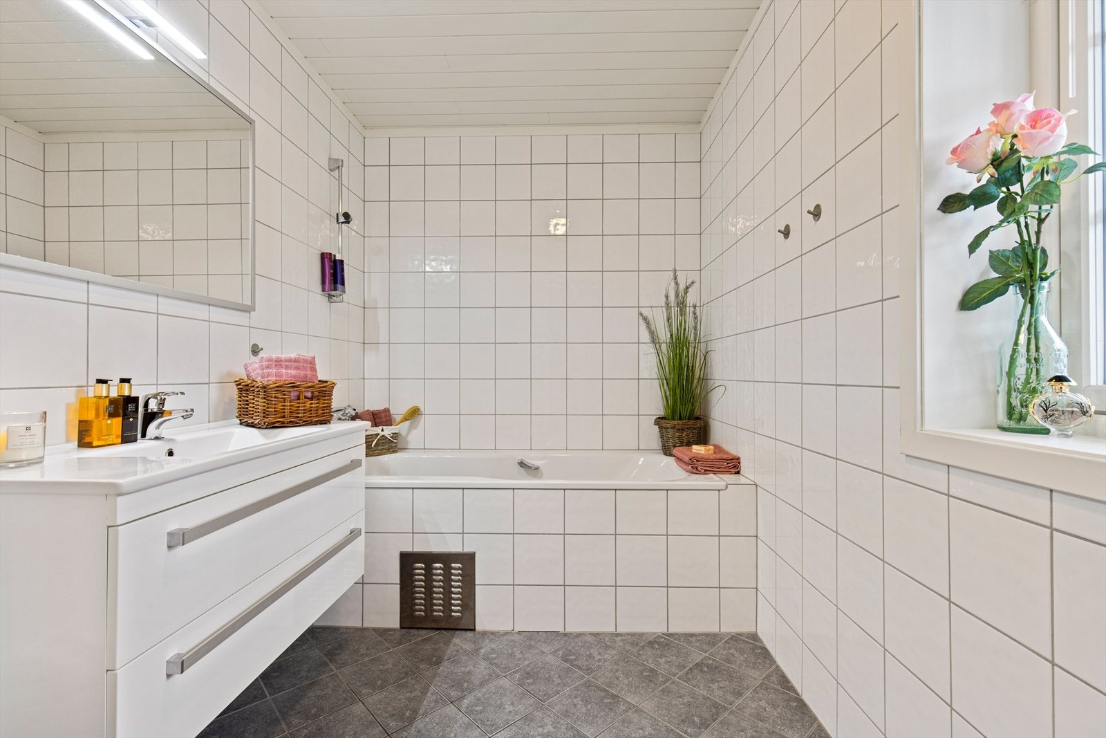 Hovedbaderom med badekar. Galleribilde
