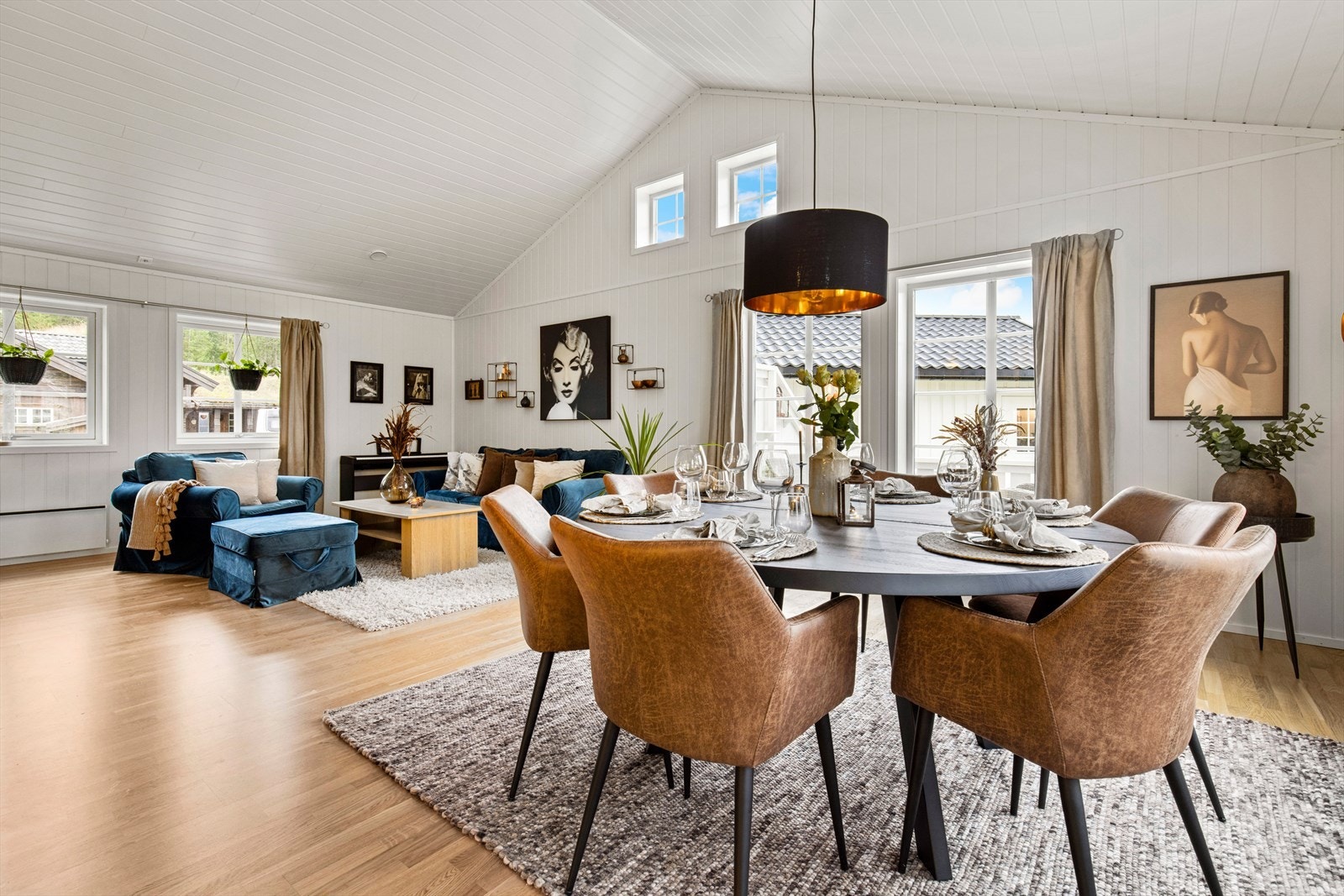 Stort luftig oppholdsrom som gir familien god plass til å vokse og trives. Galleribilde