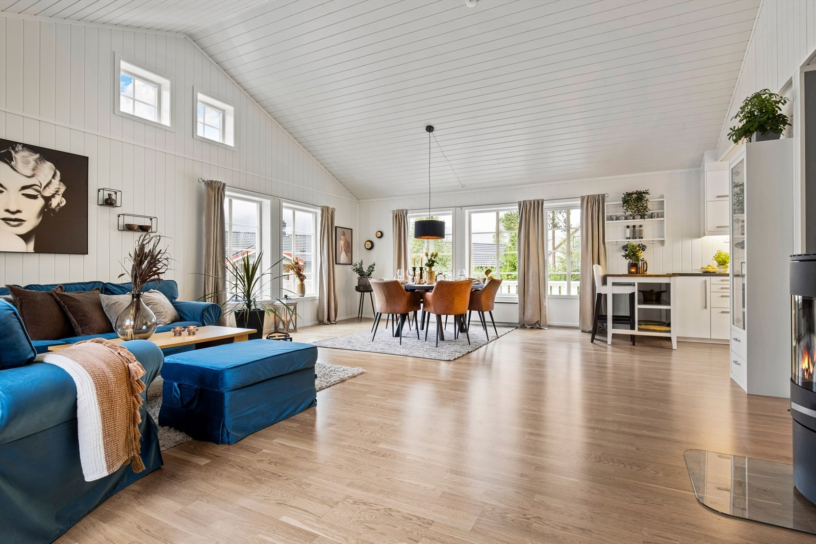 De store vinduene i oppholdsrommet slipper inn rikelig med naturlig lys, og skaper en behagelig atmosfære! Galleribilde