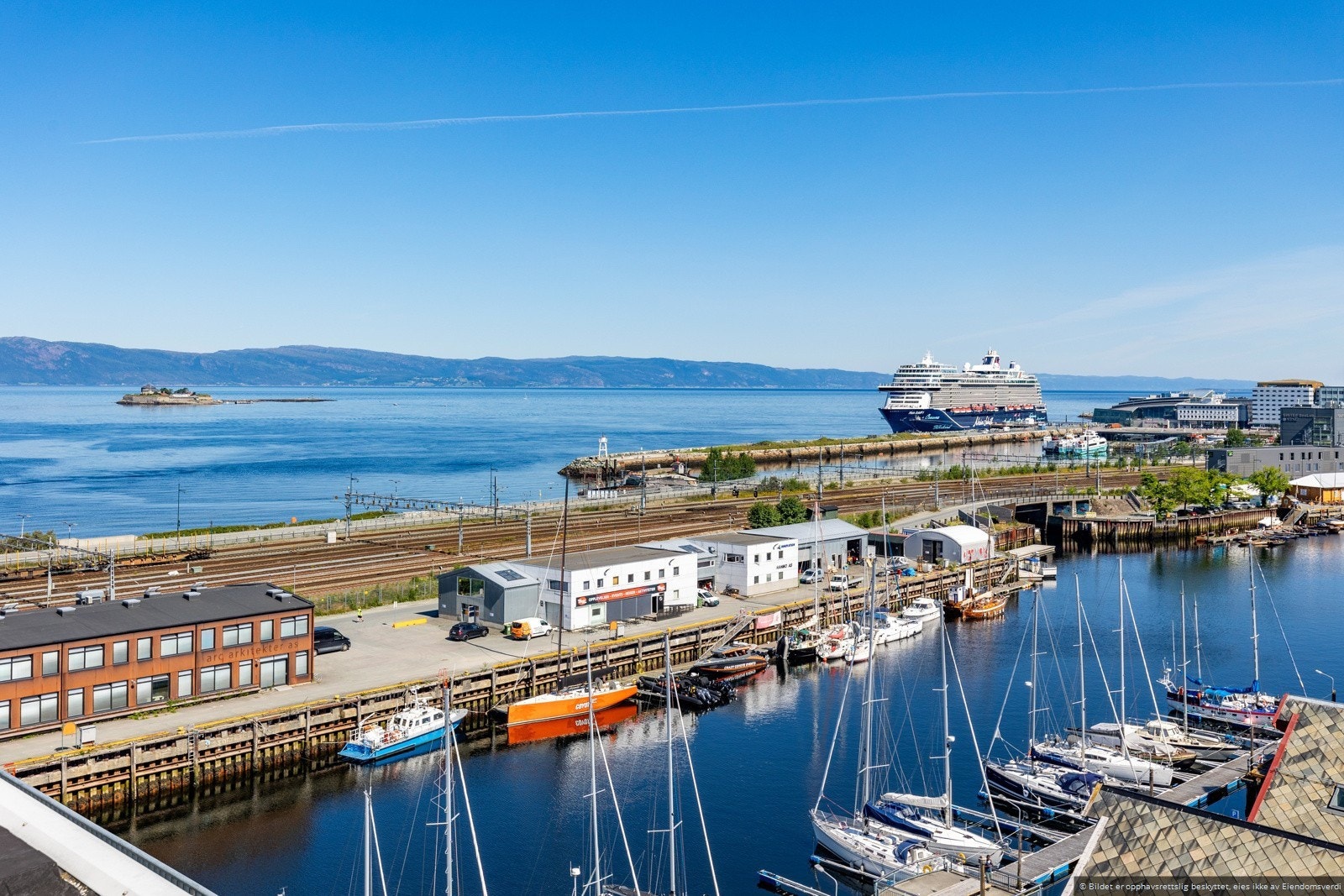 Boligen ligger i hjertet av Trondheim og er omgitt av vakker natur og historisk arkitektur som vitner om byens lange historie. Galleribilde
