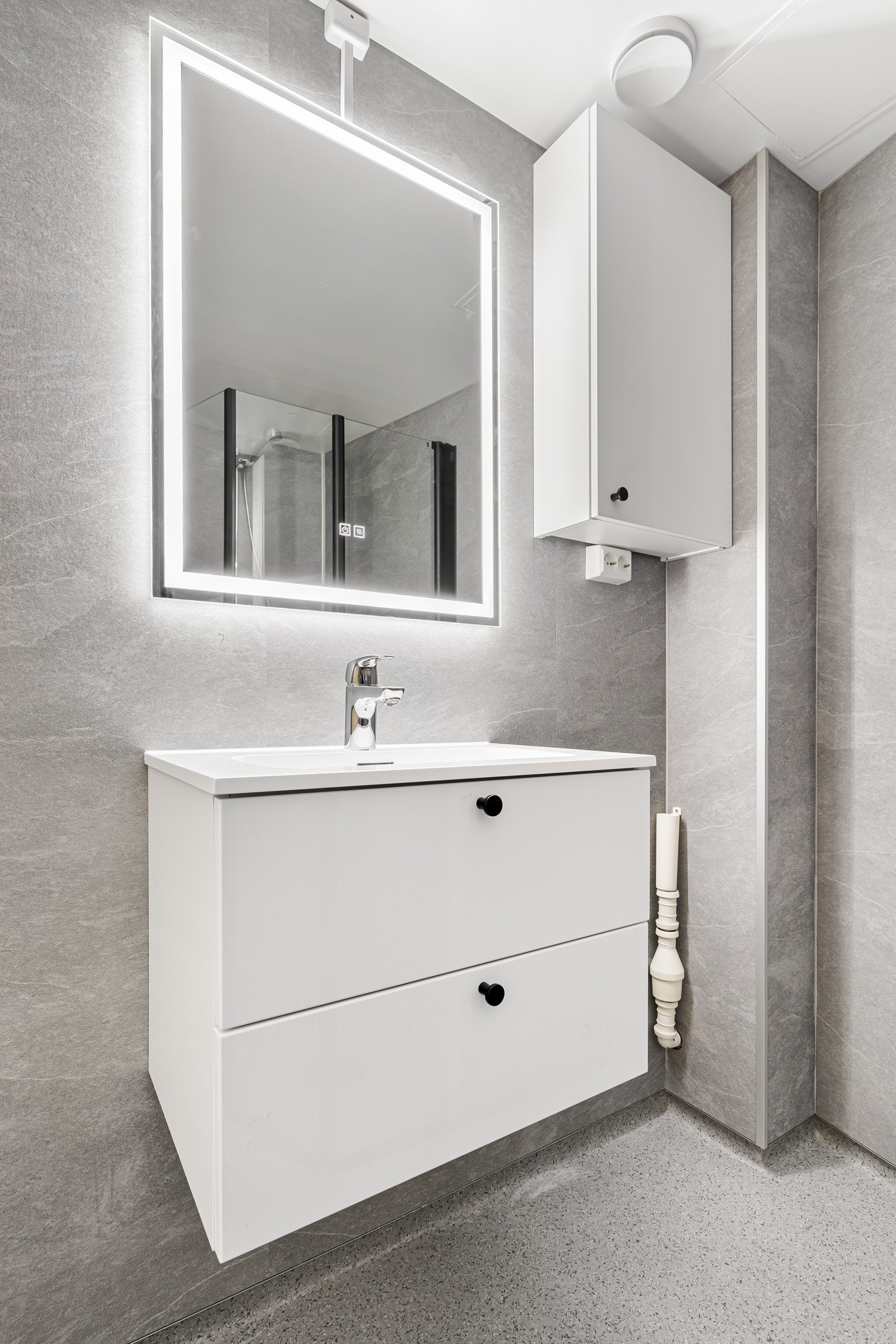 Moderne innredning med heldekkende servant. Galleribilde