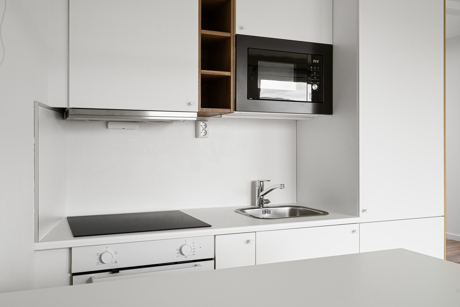 Kjøkkenet har en god utforming som gir mye oppbevaringsplass. Galleribilde