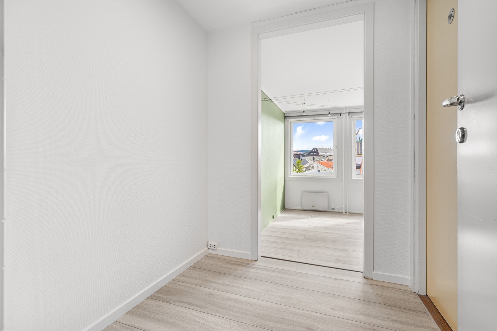 Velkommen inn! I gangen er det plass til garderobeskap for oppbevaring av klært og yttertøy. Galleribilde