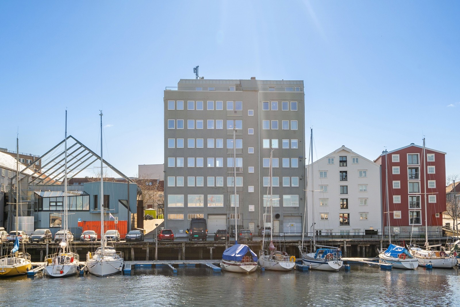 Arealeffektiv leilighet med utmerket beliggenhet i hjertet av Trondheim sentrum. Leiligheten ligger svært sentralt til, noe som byr på umiddelbar tilgang til alt man skulle behøve. Galleribilde