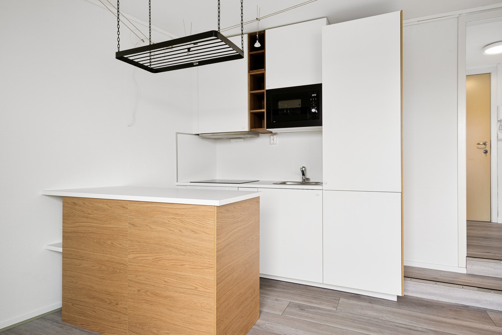 Praktisk kjøkkenøy gir godt med arbeidsplass. Galleribilde