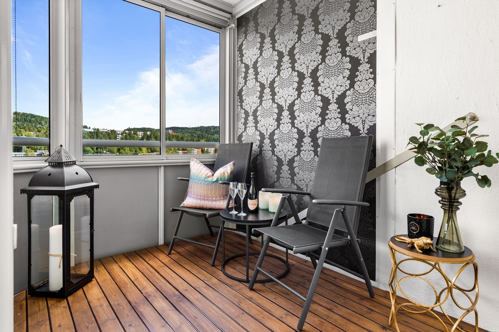 Fra stuen er det utgang til en hyggelig innglasset balkong med fantastisk utsikt. Galleribilde