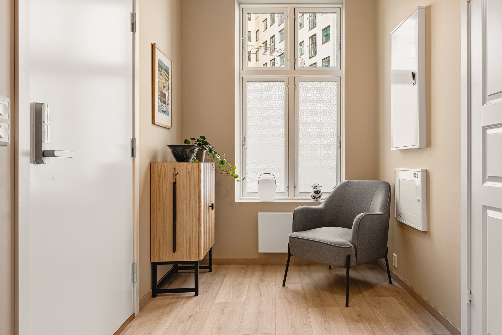 En romslig entré møter deg når du kommer inn i leiligheten. Galleribilde
