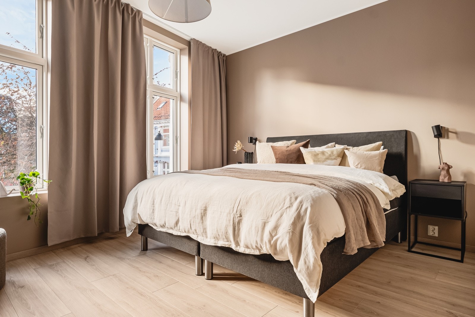 Her er det god plass til ønsket sengestørrelse og møblement. Galleribilde