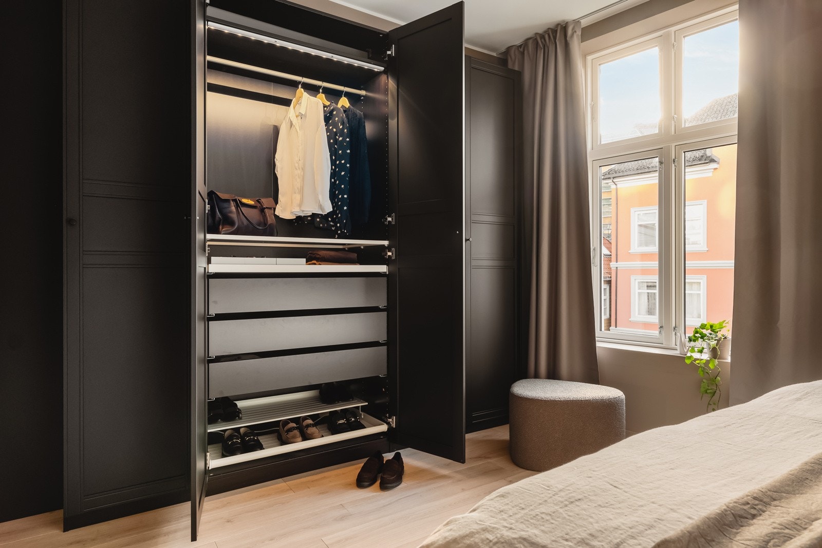 Store garderobeskap gjør at du får plass til hele kleskolleksjonen. Galleribilde