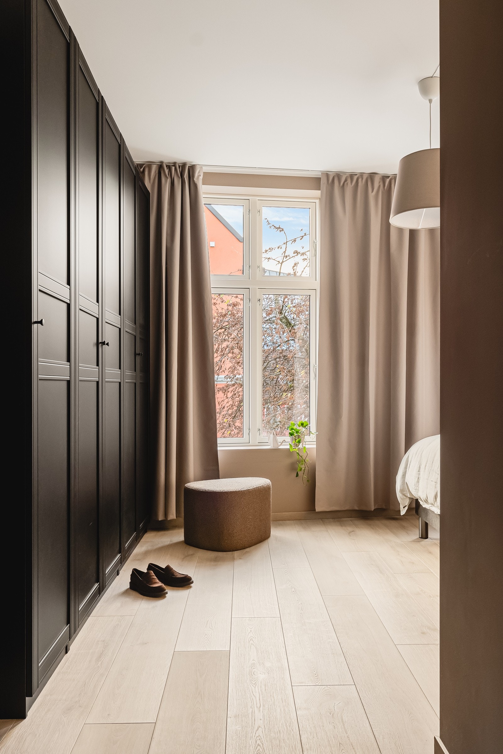 Bli med inn til leilighetens hovedsoverom. Galleribilde