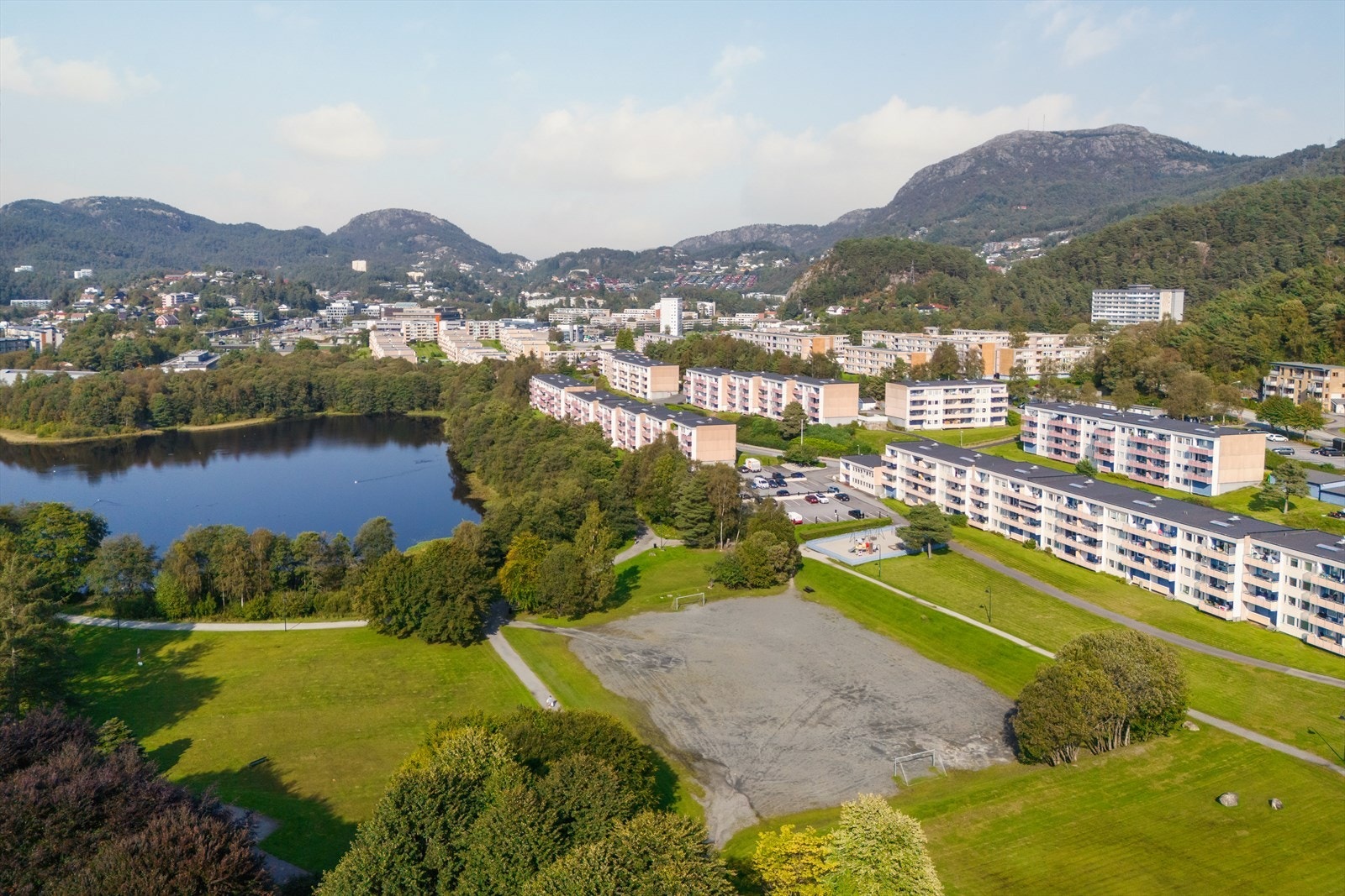 Eiendommen har en flott beliggenhet i et populært og veletablert boligområde. Perfekt for deg som ønsker å bo sentralt, men likevel i rolige, trygge og familievennlige omgivelser. Galleribilde