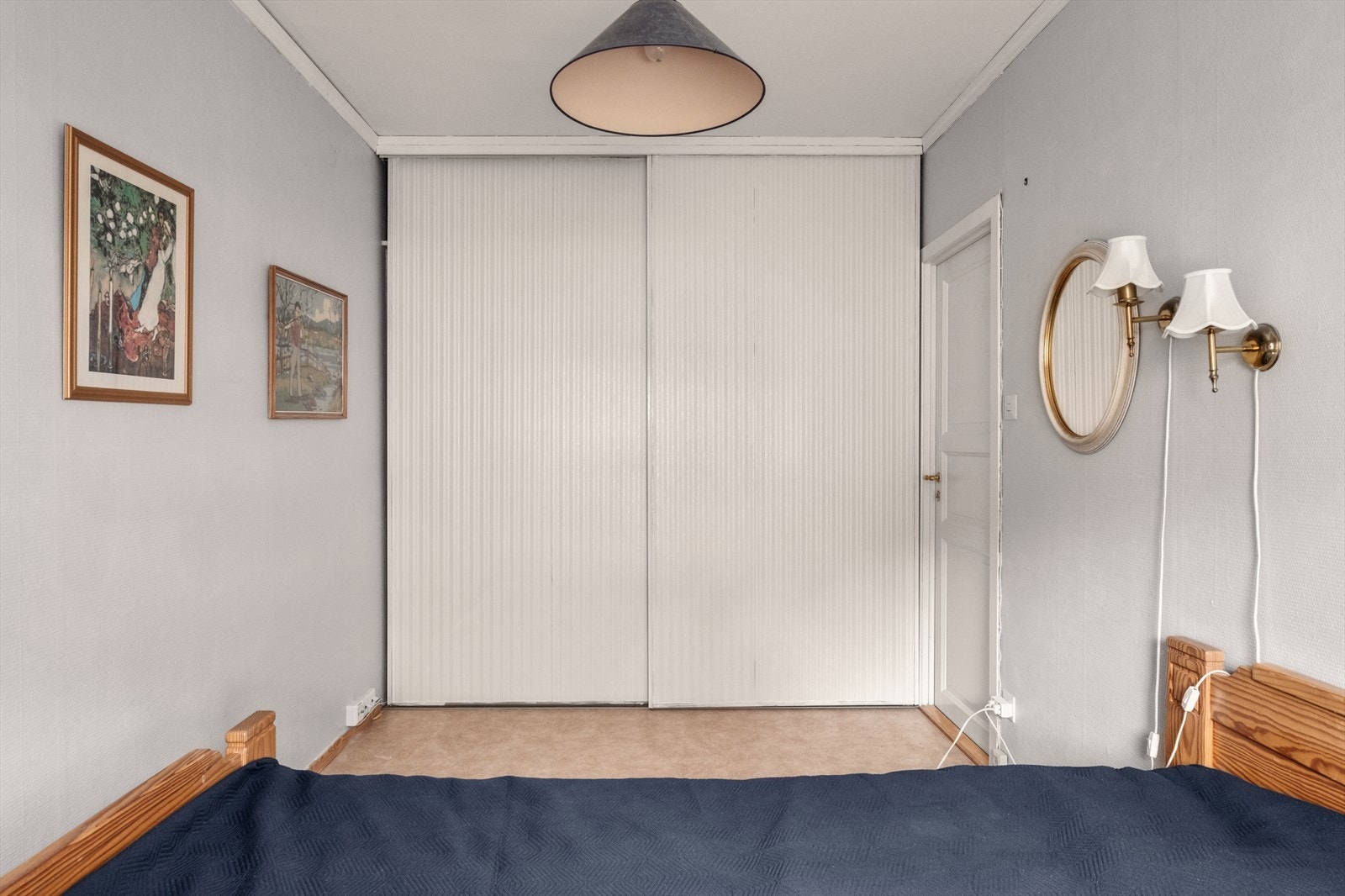 .. og er innredet med en praktisk skyvedørsgarderobe Galleribilde