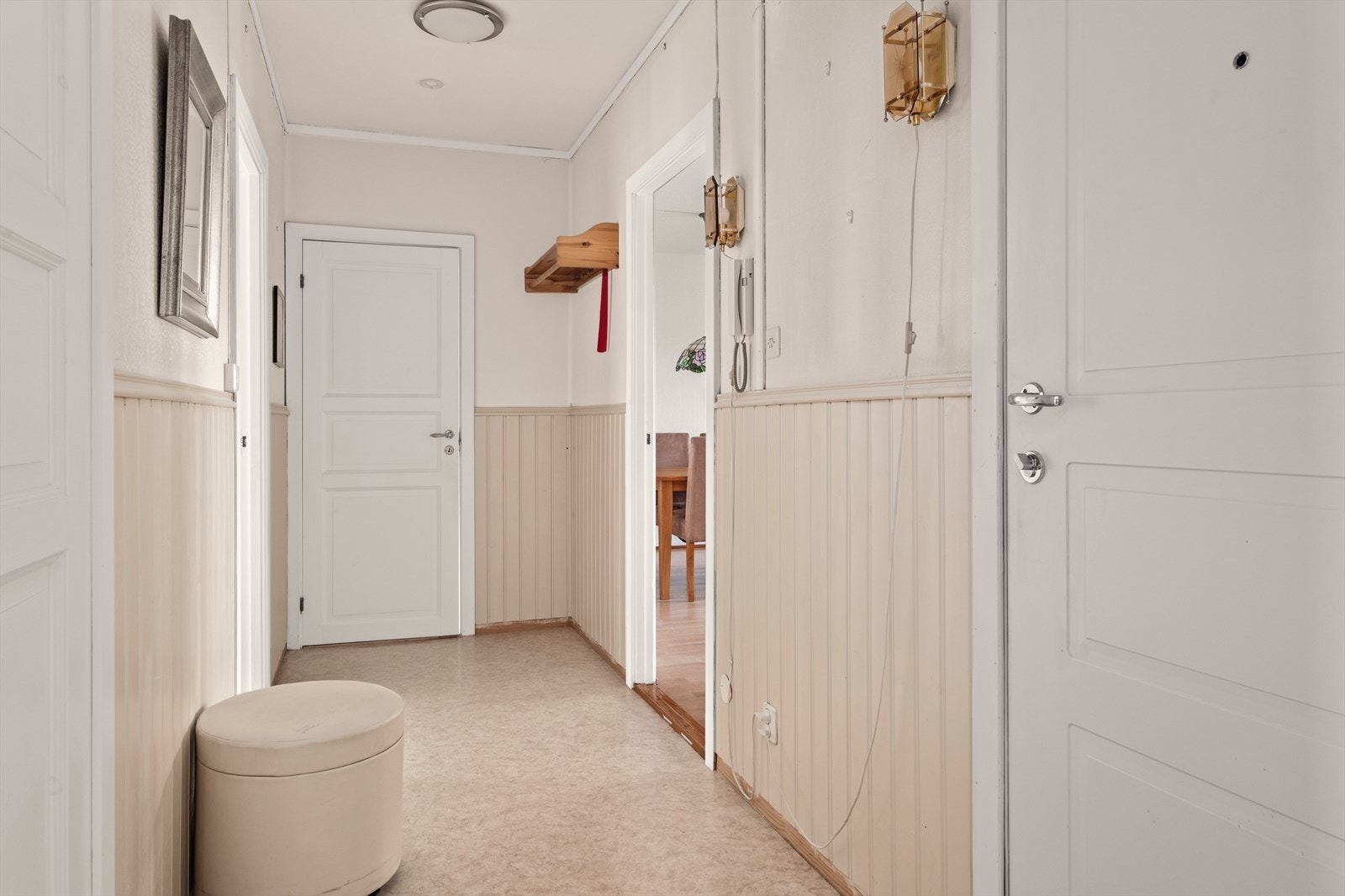 Entré med god plass for yttertøy. Velkommen inn! Galleribilde