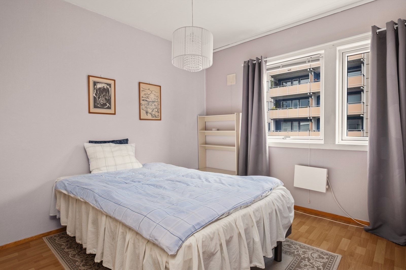 Leiligheten har to soverom på henholdsvis 10,8 m² og 11,1 m² Galleribilde