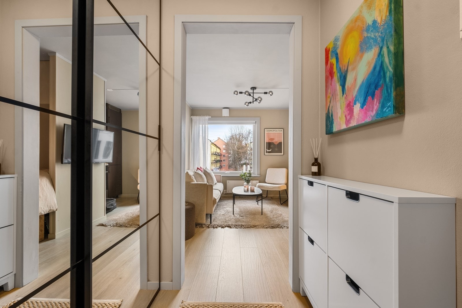 Entréen har godt med oppbevaringsplass i skyvedørsgarderobe. Galleribilde
