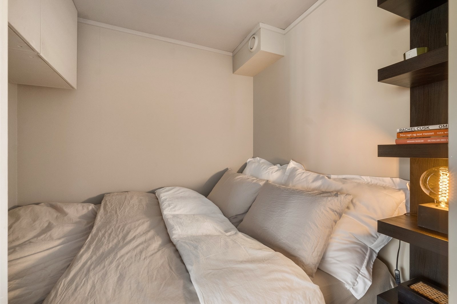 Plassbygget seng. Bredde 140 cm. Galleribilde