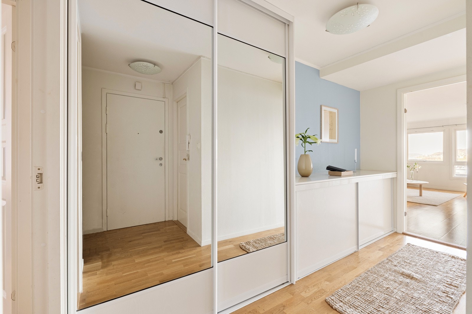 Det første som møter deg er en lys og trivelig entré. Her er det innebygd skyvedørsgarderobe med meget god plass til å henge fra seg yttertøy og sko. Galleribilde