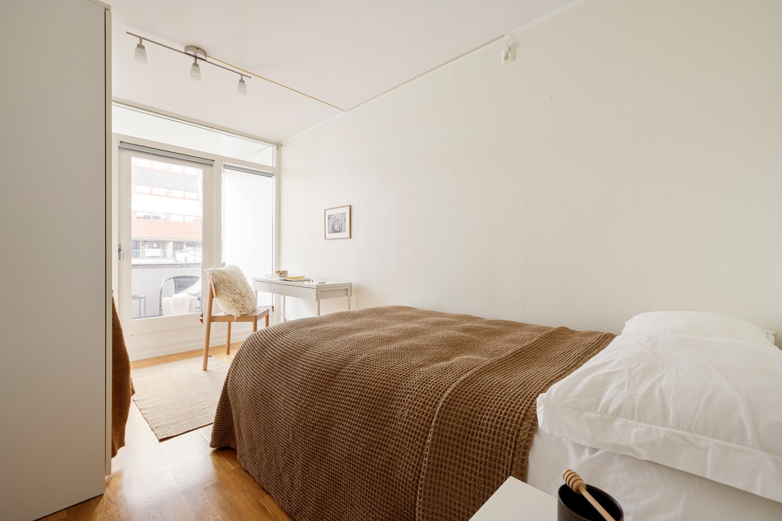 Her er det god plass til å innrede med både dobbeltseng og garderobeskap. Galleribilde