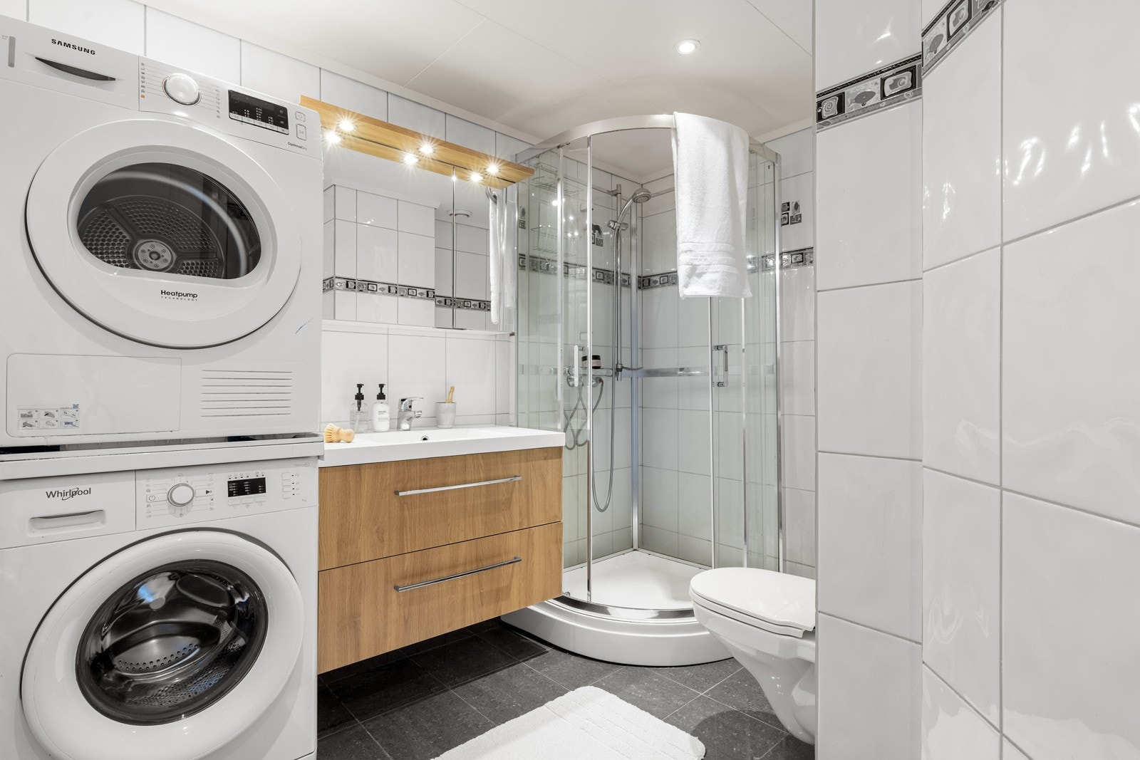 Badet er helfliset og har takplater i himling med innfelte downlights og varmekabler i gulv. Galleribilde