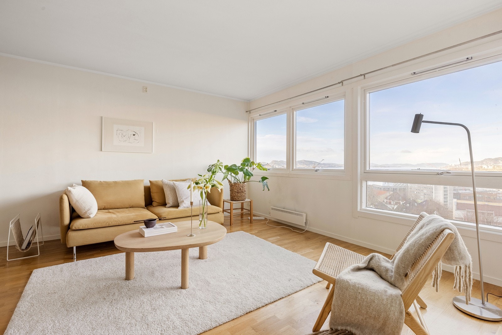 Her er det god plass til å innrede med både sofa- og spisegruppe. Galleribilde