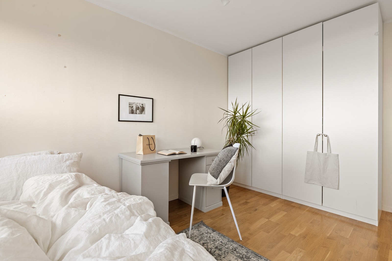 Her er det god plass til både seng, garderobe og annet ønsket møblement. Galleribilde