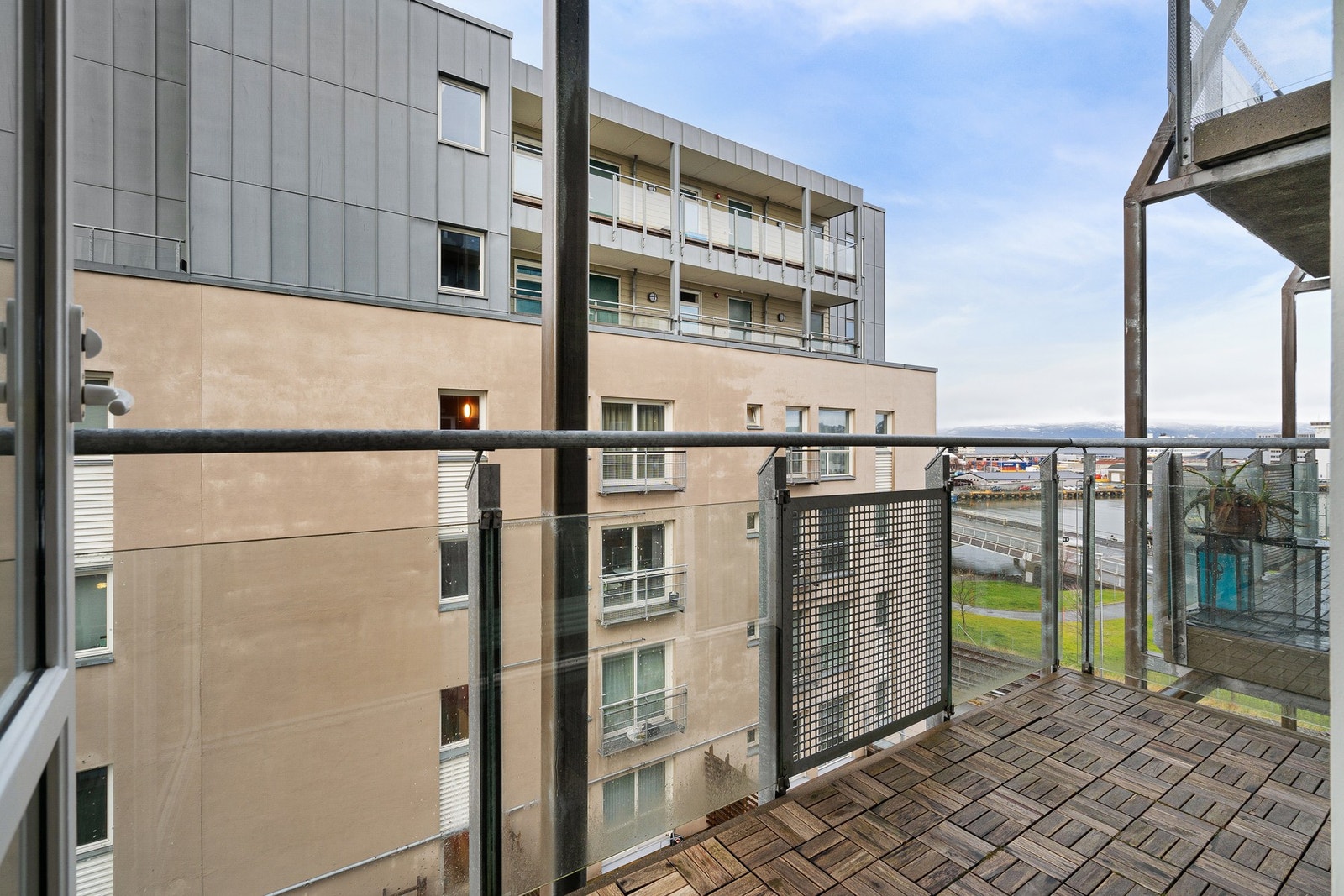 Fra stuen har du direkte utgang til en innbydende balkong på. En fin forlengelse av stuen. Galleribilde