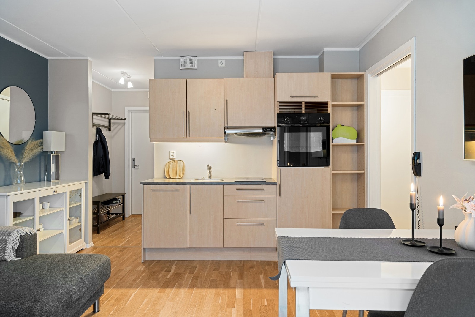 Kjøkkenet fremstår som godt vedlikeholdt og er utstyrt med integrerte hvitevarer, som gir et stilrent og funksjonelt uttrykk. Galleribilde