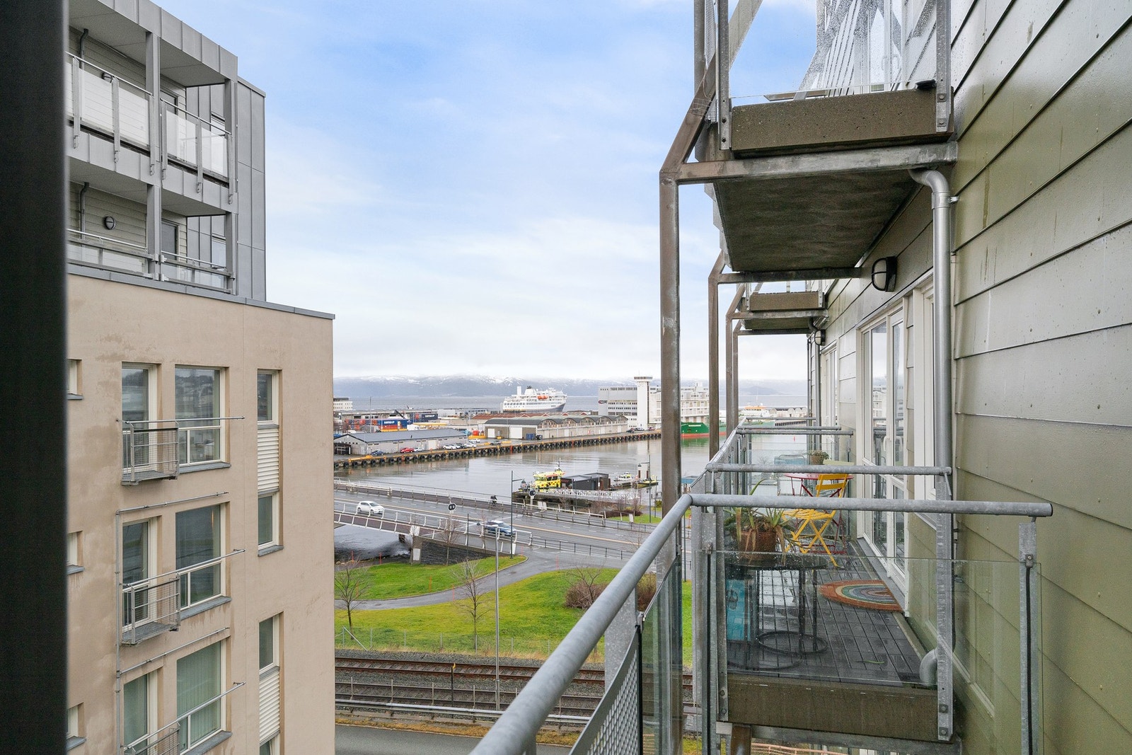 Balkongen har god plass til en hyggelig sittegruppe og annet tilhørende møblement. Galleribilde