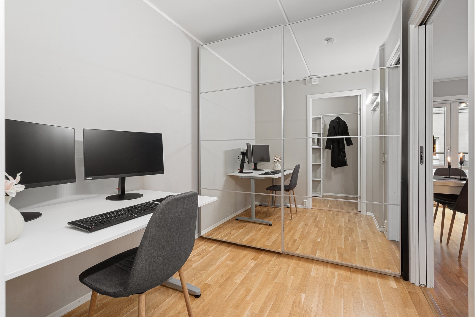 Kontoret har en praktisk garderobeløsning og byr på god plass til innredning etter eget behov og ønske, slik at det kan tilpasses akkurat slik du ønsker Galleribilde