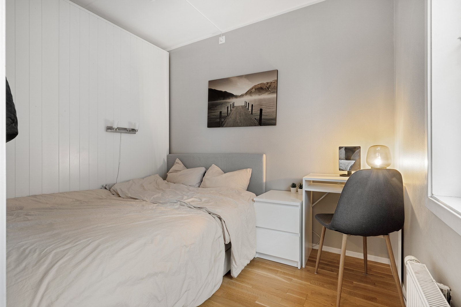 Soverommet er i dag delt i to for å fungere som både soverom og kontor. Rommet er adskilt med kun et skap, noe som gjør det enkelt å tilpasse etter behov. Galleribilde