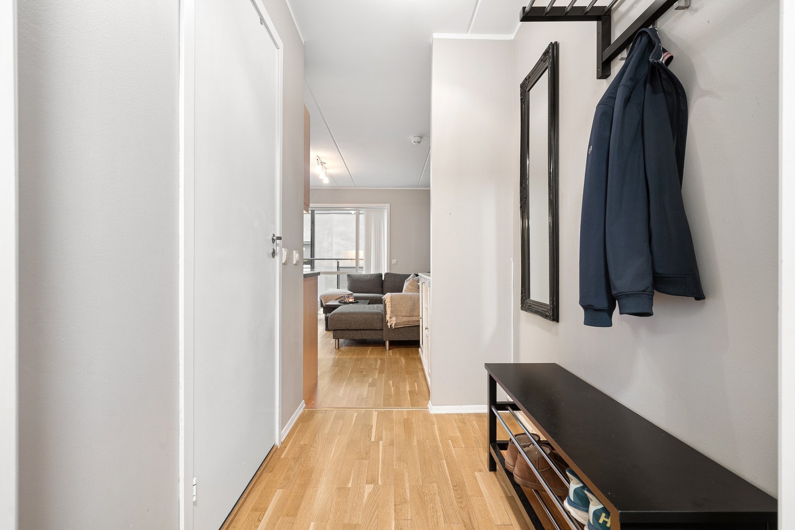 Romslig entré, med god plass til oppbevaring og sko. Galleribilde