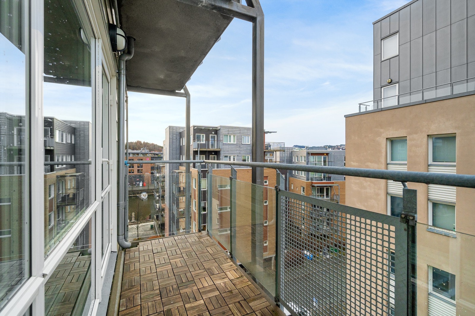 Balkongen er vestvendt og nyter godt av dette på sommerhalvåret. Galleribilde