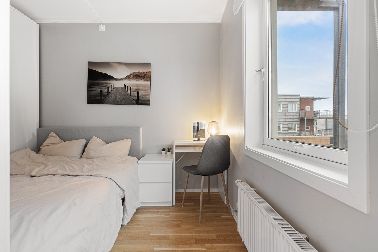 Leiligheten varmes opp av fjernvarme, dette er inkludert i felleskostnadene. Galleribilde