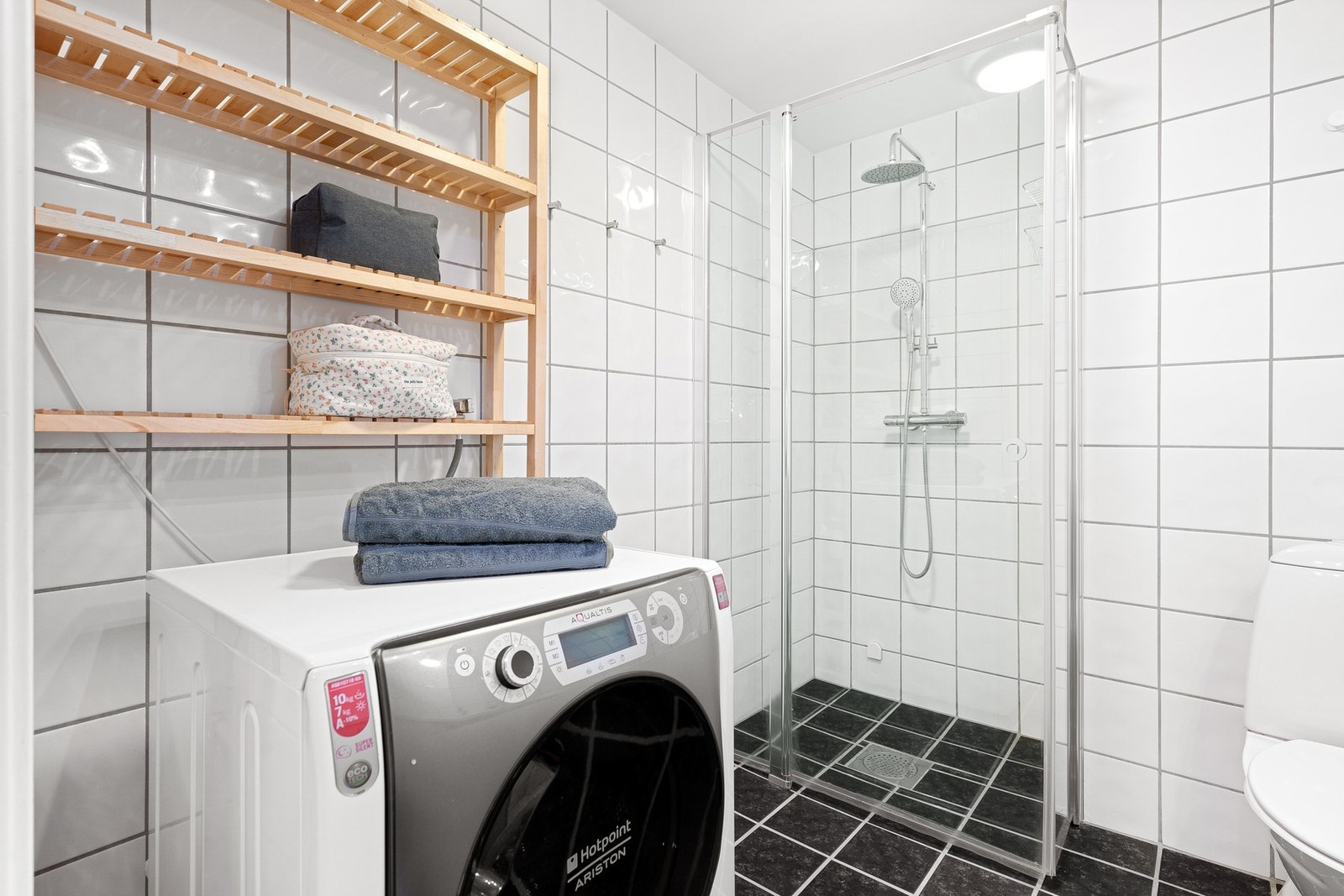 Takdusj og dører i glass. Galleribilde