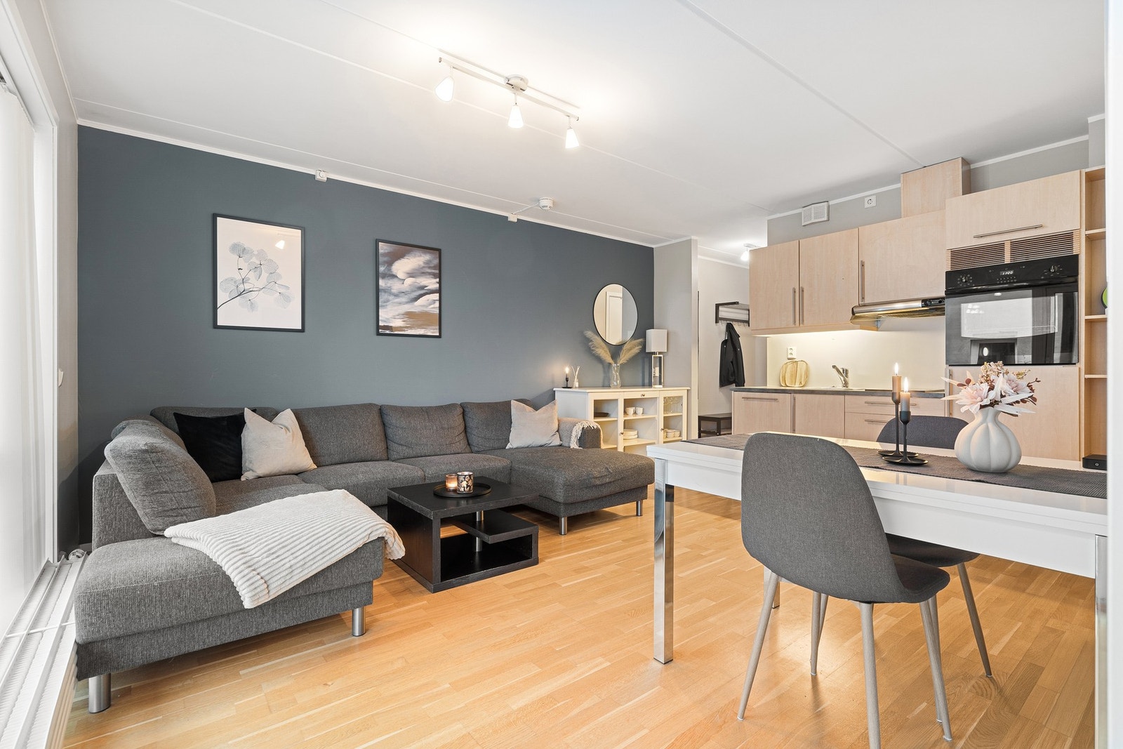 Spisesonen finner sin naturlige plass mellom sofagruppen og kjøkkenet, og skaper en flytende overgang mellom sonene i oppholdsrommet. Galleribilde