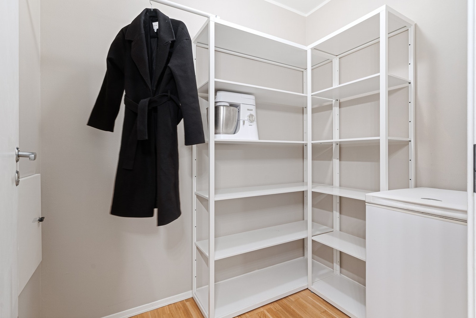 Walk-in garderobe innenfor kontor. Galleribilde