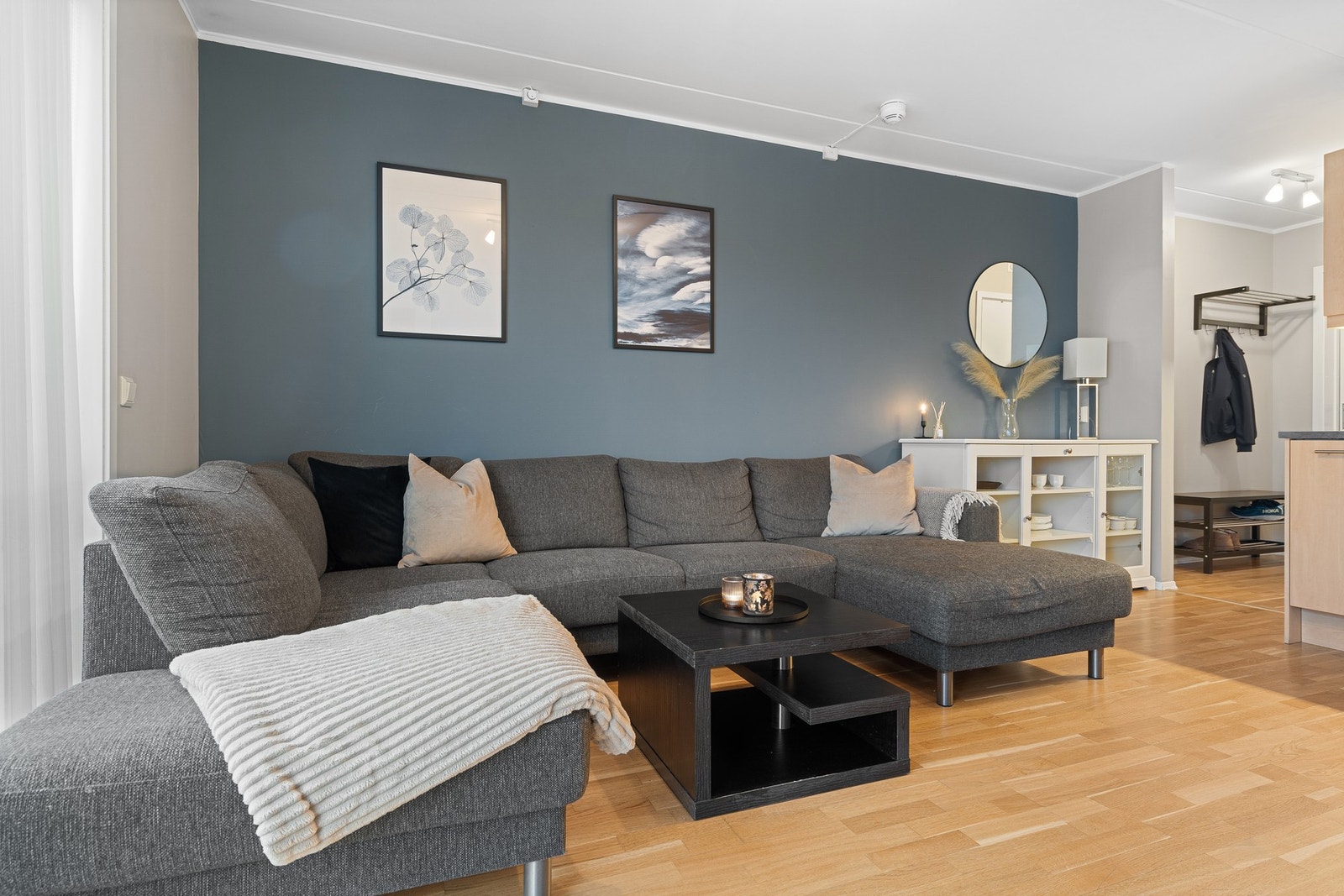 Stuen er romslig og har god plass til en stor sofagruppe, salongbord og andre møbler. Galleribilde