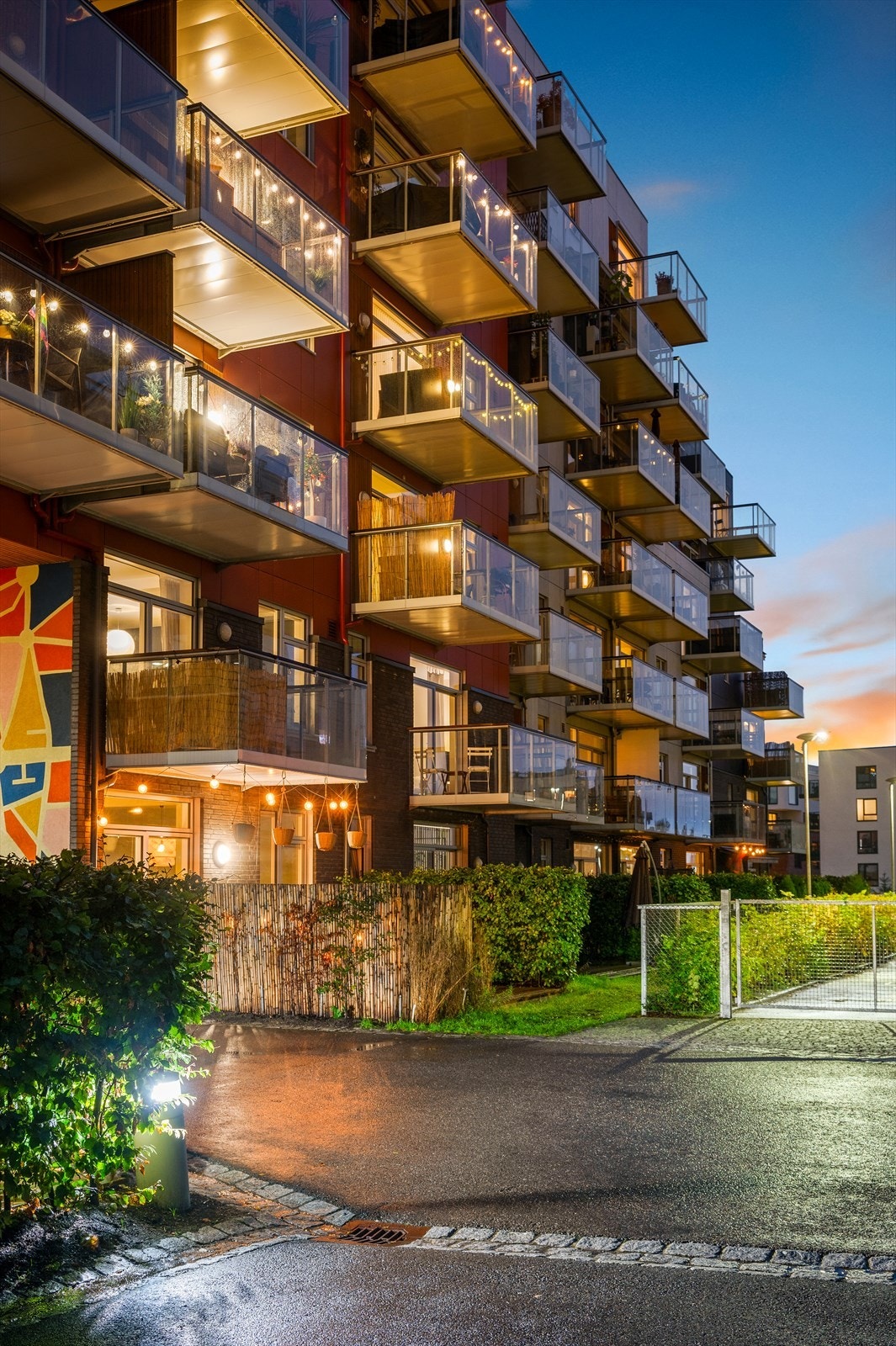 Leiligheten ligger i Brødfabrikken på Løren. Sameiet er tegnet av Arcasa Arkitekter. Galleribilde