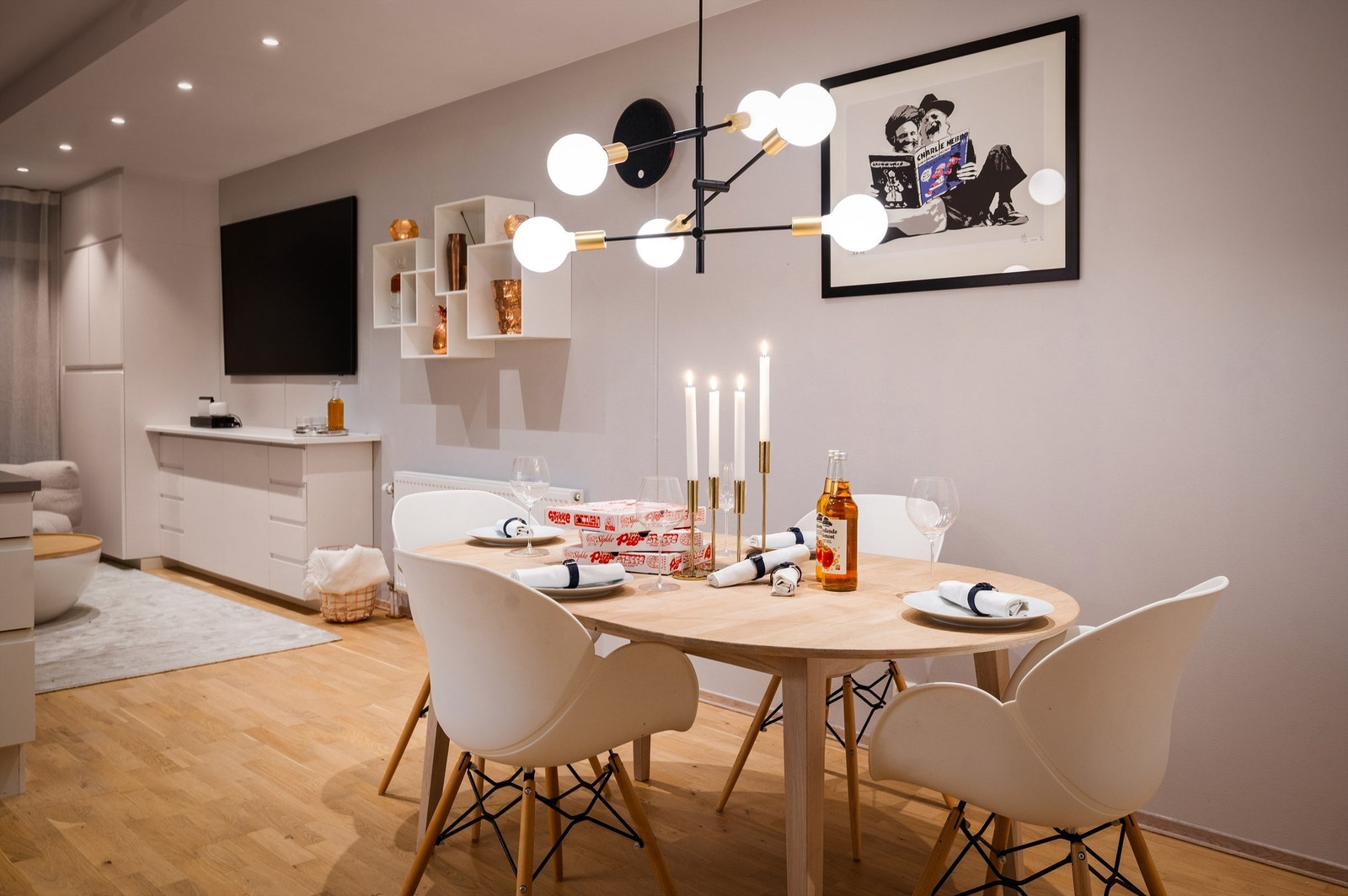 I fin tilknytning til begge bruksområder er det plass til et spisebord hvor venner og familie kan samles. Galleribilde