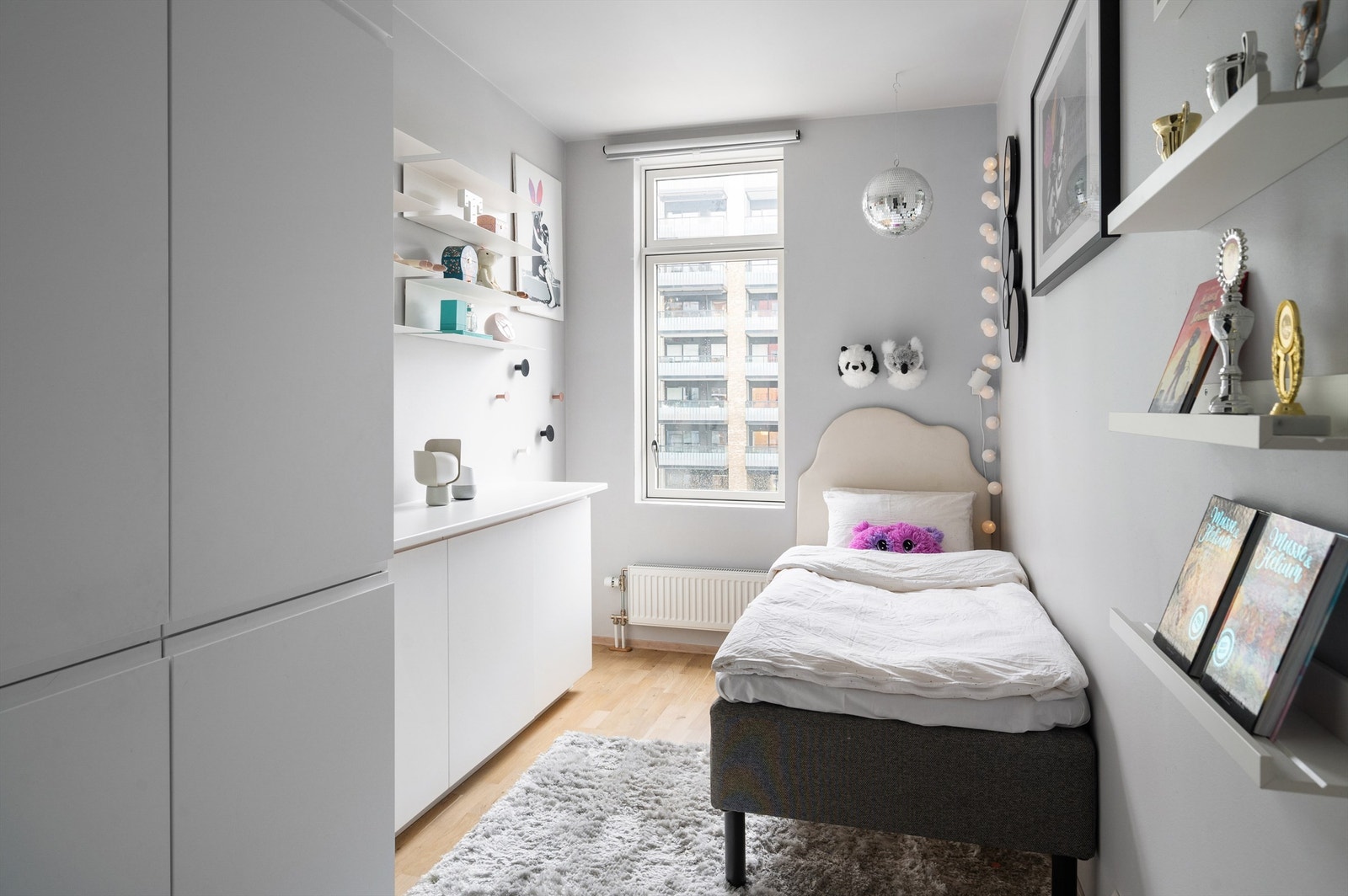Det er plass til seng, skrivepult eller annet ønskelig møblement. Galleribilde